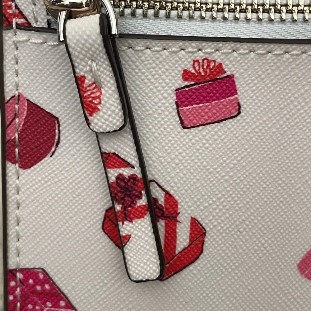 KATE SPADE Wristlet Gifts Printed “Tinie” Pink and White Multi-Color NWT 🩷🤍🩷